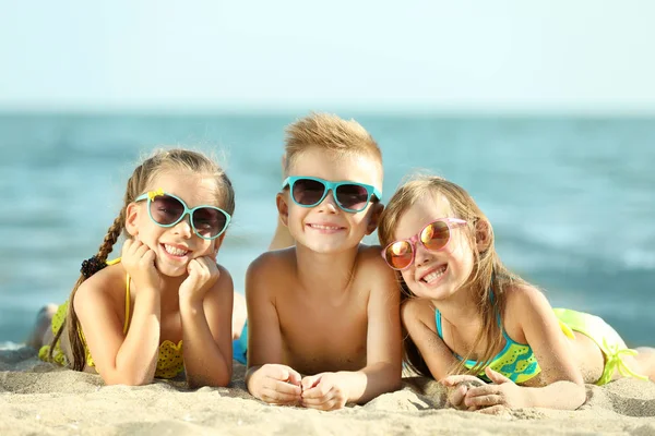 Bonito Crianças Deitadas Areia Praia — Fotografia de Stock