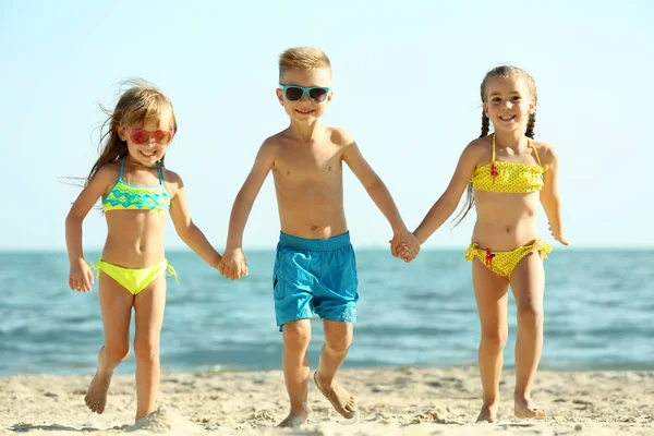 Słodkie dzieci, zabawy na plaży — Zdjęcie stockowe