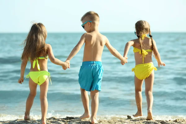 Roztomilé děti baví na pláži — Stock fotografie
