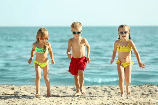 Słodkie dzieci, zabawy na plaży — Zdjęcie stockowe
