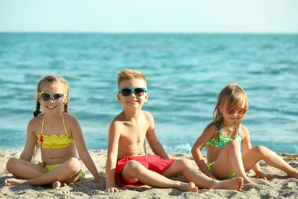 Niedliche Kinder Sitzen Auf Sand Strand — Stockfoto