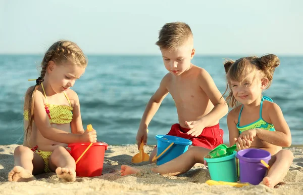 Słodkie Dzieci Budynku Zamki Piasku Plaży — Zdjęcie stockowe