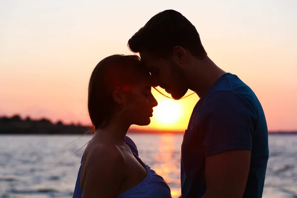 Junges Paar Küsst Sich Strand Bei Sonnenuntergang — Stockfoto