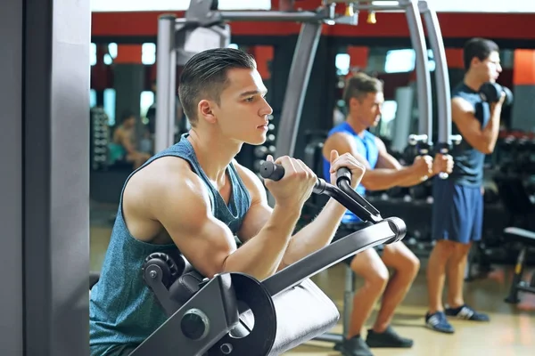 Atletik Adam Modern Spor Salonunda Eğitim — Stok fotoğraf