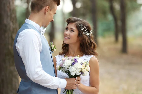 Schönes Hochzeitspaar — Stockfoto