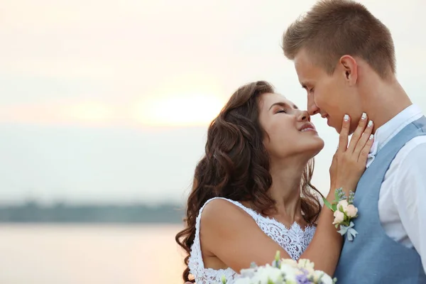 Schönes Hochzeitspaar — Stockfoto