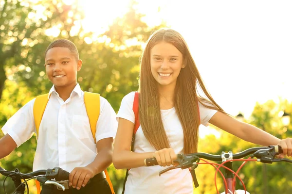 Adolescenti con biciclette a piedi — Foto Stock