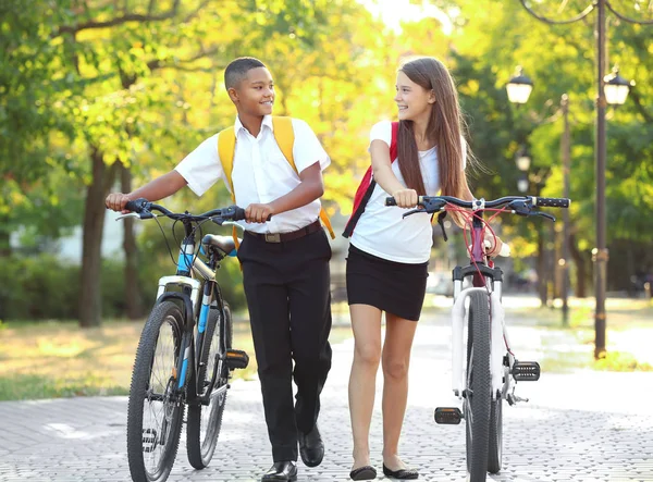 Adolescenti con biciclette a piedi — Foto Stock