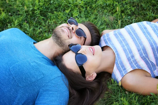 Casal encantador na grama verde — Fotografia de Stock