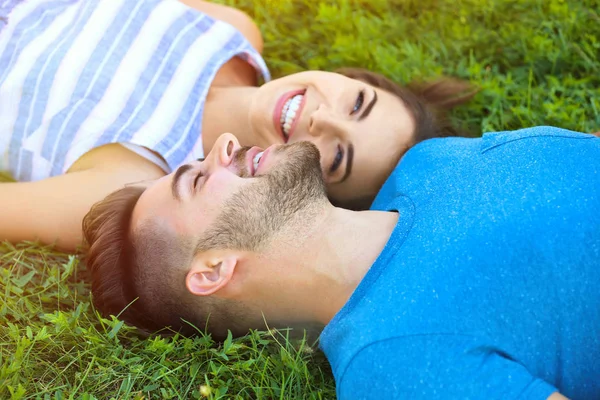 緑の芝生の上の素敵なカップル — ストック写真