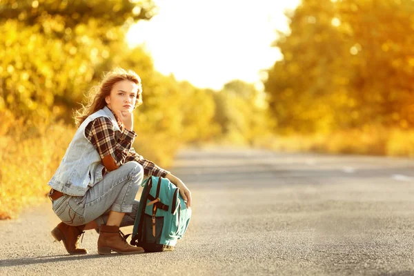 Jonge Vrouw Met Rugzak Weg — Stockfoto