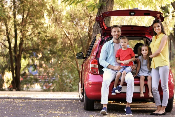 Rodziny Dziećmi Siedząc Bagażniku Samochodu — Zdjęcie stockowe