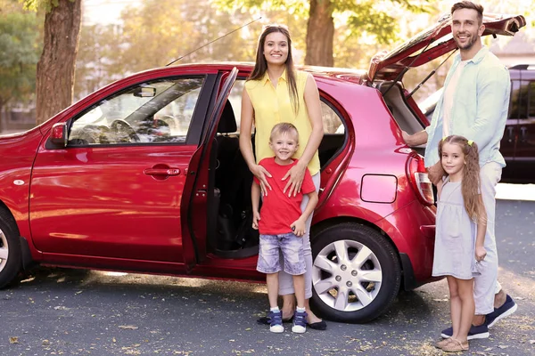 Lycklig familj med barn sitter i bilen på solig dag — Stockfoto