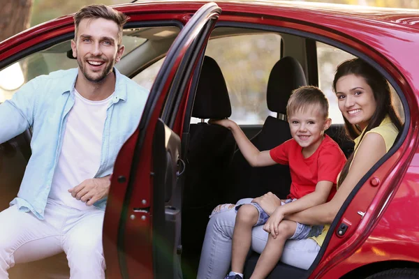 Щаслива сім'я з дітьми сидить в машині в сонячний день — стокове фото