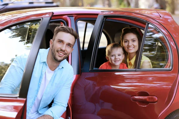 Lycklig familj med barn sitter i bilen på solig dag — Stockfoto