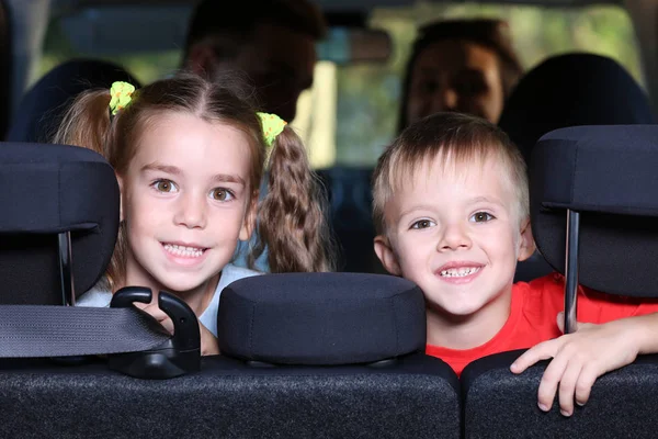 Enfants Avec Leurs Parents Voiture — Photo