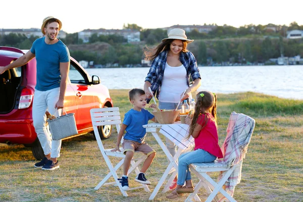 Šťastná rodina na piknik venku — Stock fotografie