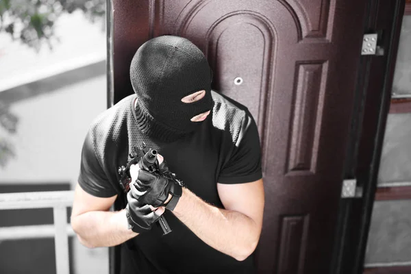 Thief with gun — Stock Photo, Image