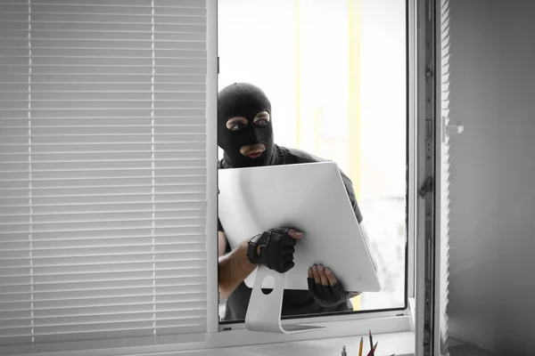 Thief stealing monitor — Stock Photo, Image