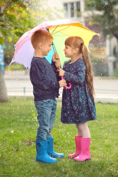 Lindos niños con paraguas — Foto de Stock