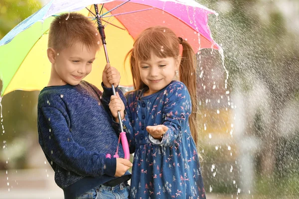 Słodkie dzieci z parasolem — Zdjęcie stockowe