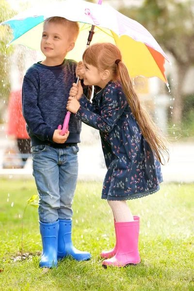 Lindos niños con paraguas — Foto de Stock