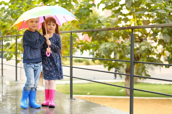 Kinderen onder kleurrijke paraplu — Stockfoto