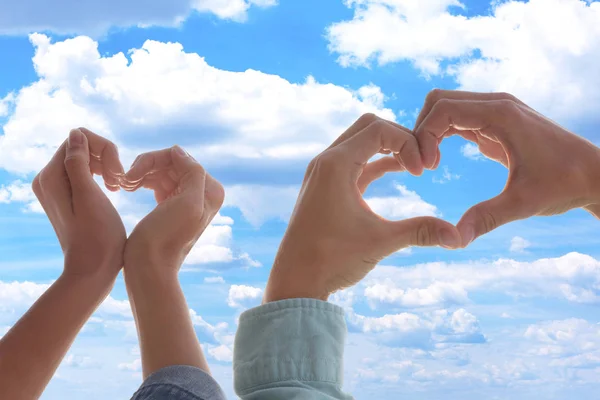 Manos masculinas y femeninas formando corazones —  Fotos de Stock