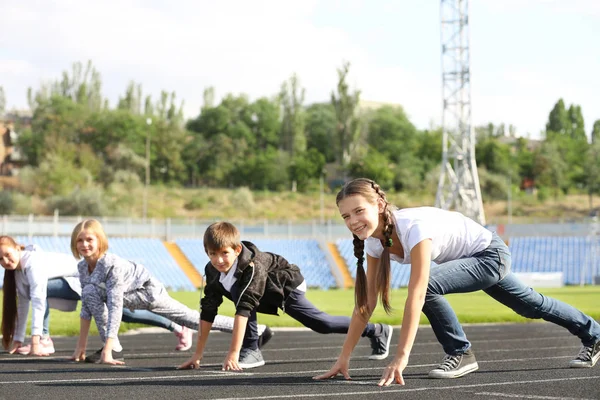 Niños Alegres Posición Lista Para Correr Pista — Foto de Stock