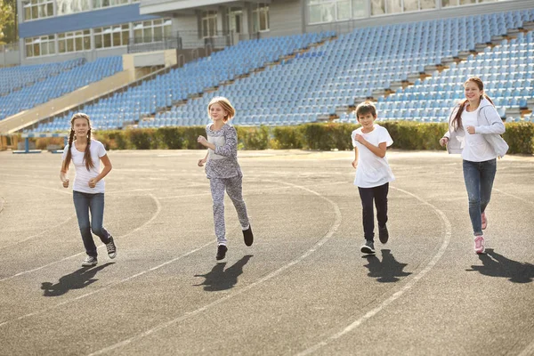 Niños Deportivos Corriendo Pista Estadio — Foto de Stock