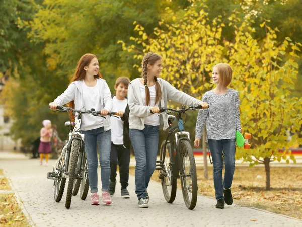 Cheerful Friends Bicycles Park — Stock Photo, Image