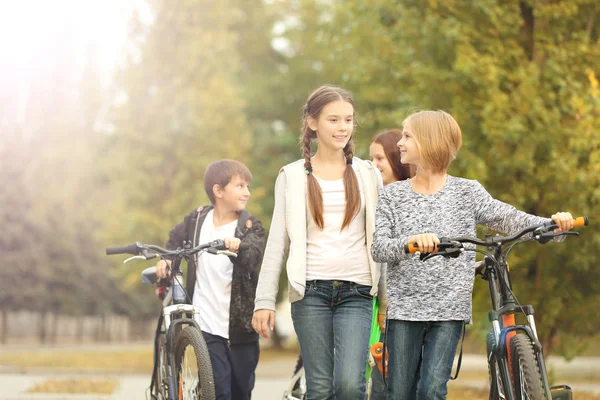 Cheerful Friends Bicycles Park — Stock Photo, Image