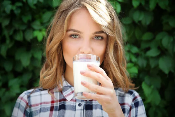 Mujer con vaso de leche —  Fotos de Stock