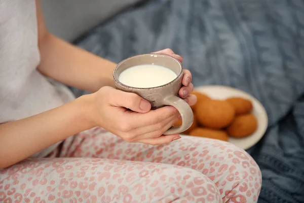 Woman sitting on sofa — Stock Photo, Image