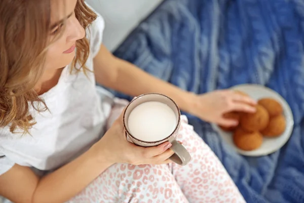 Mujer joven con taza de leche — Foto de Stock