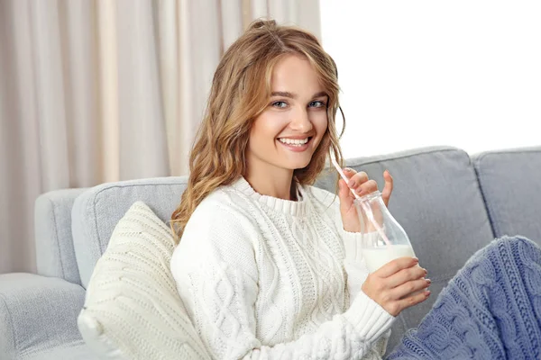 Mulher com garrafa de leite — Fotografia de Stock