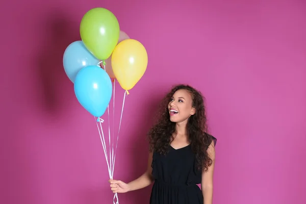 Vrouw met kleurrijke ballonnen — Stockfoto