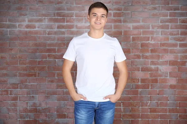 Genç adam boş t-shirt — Stok fotoğraf