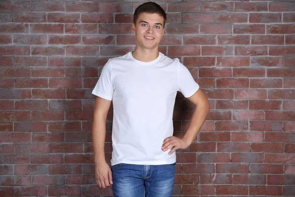 공백 t-셔츠에서 젊은 남자 — 스톡 사진