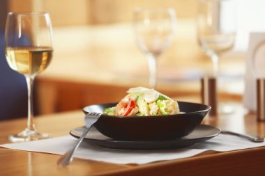 Lezzetli salata ile plaka