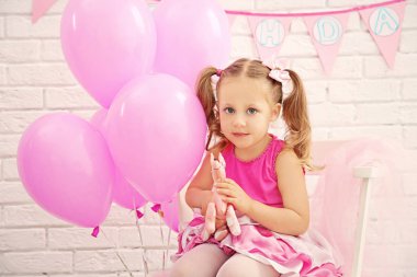 Küçük şirin kız parti dekor tuğla üzerinde ile duvar arka plan