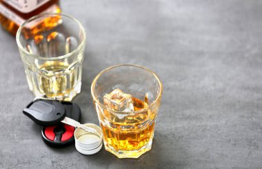 Alkol ve araba anahtarlarını gözlüklü 