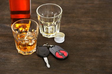 Alkol ve araba anahtarlarını gözlüklü