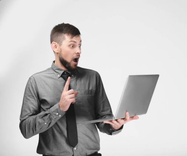 Yakışıklı genç programcı  