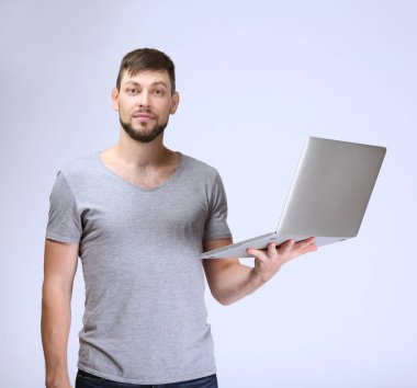 Yakışıklı genç programcı  