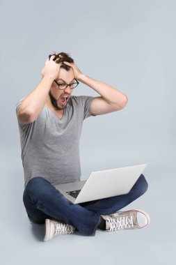 Yakışıklı genç programcı  