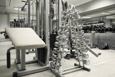 Ekipmanlı bir spor salonu.