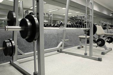 Ekipmanlı bir spor salonu.