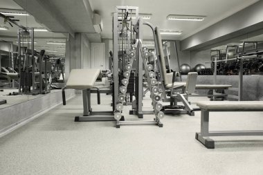 Ekipmanlı bir spor salonu.