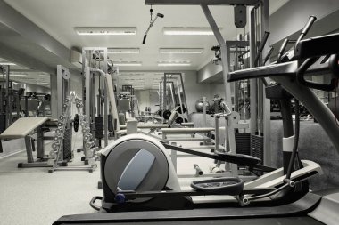 Ekipmanlı bir spor salonu. 